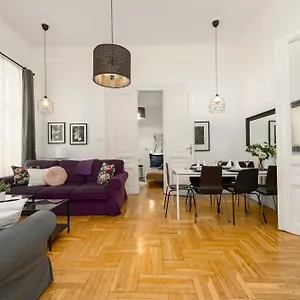 Apartamento Black & White At Nyugati Station - 3 Separate Br, Budapest