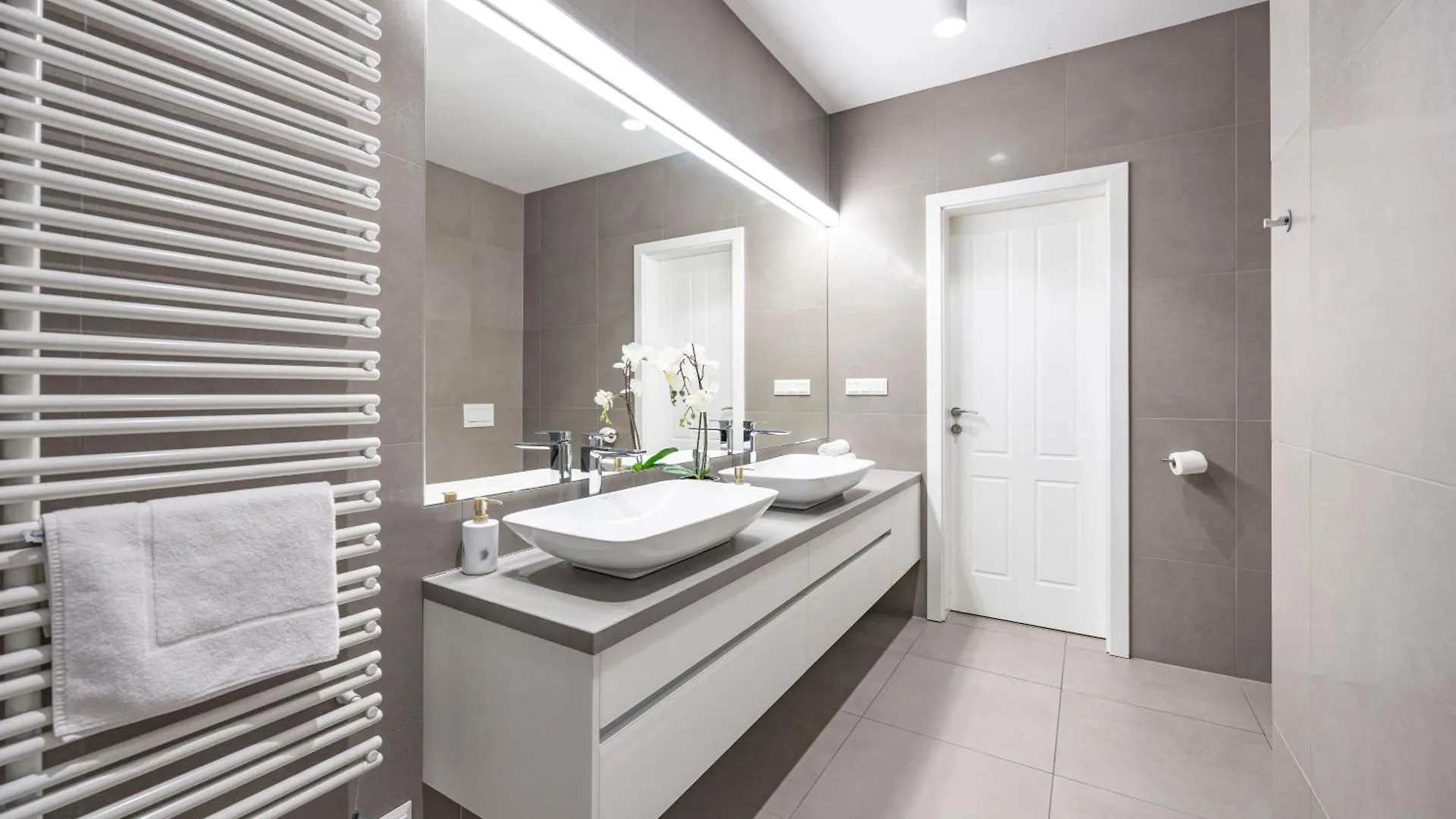 Stylish & Spacious Central Suite By Prestige Homes Budapest